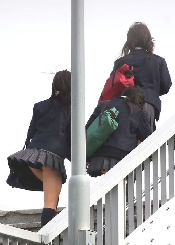 スカートが風で舞い上がったり巻き込んじゃってるハプニング系のパンチラ画像! 140 スカートが風で舞い上がったり巻き込んじゃってるハプニング系のパンチラ画像! 139 img 6aa6707b22d35