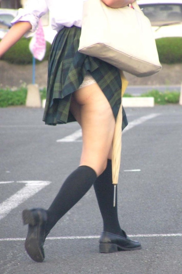 スカートが風で舞い上がったり巻き込んじゃってるハプニング系のパンチラ画像! 144 スカートが風で舞い上がったり巻き込んじゃってるハプニング系のパンチラ画像! 143 img 6aa6707b77ad1