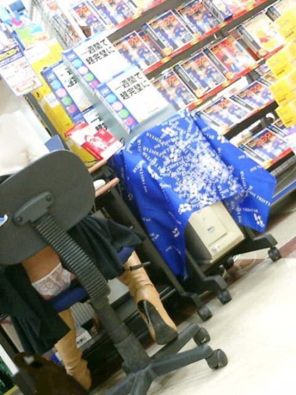 スカートが風で舞い上がったり巻き込んじゃってるハプニング系のパンチラ画像! 192 スカートが風で舞い上がったり巻き込んじゃってるハプニング系のパンチラ画像! 191 img 6aa6707dee98c