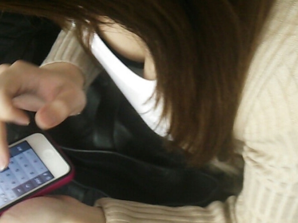 スマホやガラケーに夢中で胸チラしてることに気づいて無い女の子のエロ画像! 182 スマホやガラケーに夢中で胸チラしてることに気づいて無い女の子のエロ画像! 181 img 6ab0fc742ddd7