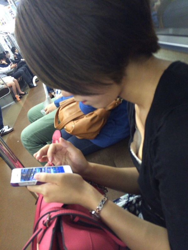 スマホやガラケーに夢中で胸チラしてることに気づいて無い女の子のエロ画像! 184 スマホやガラケーに夢中で胸チラしてることに気づいて無い女の子のエロ画像! 183 img 6ab0fc7448dad