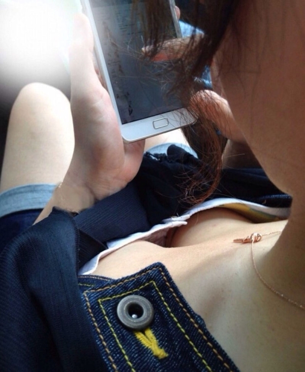 スマホやガラケーに夢中で胸チラしてることに気づいて無い女の子のエロ画像! 186 スマホやガラケーに夢中で胸チラしてることに気づいて無い女の子のエロ画像! 185 img 6ab0fc7467b05