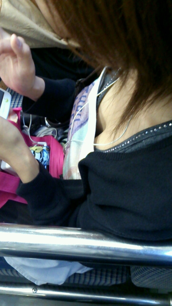 スマホやガラケーに夢中で胸チラしてることに気づいて無い女の子のエロ画像! 212 スマホやガラケーに夢中で胸チラしてることに気づいて無い女の子のエロ画像! 211 img 6ab0fc75d4b63