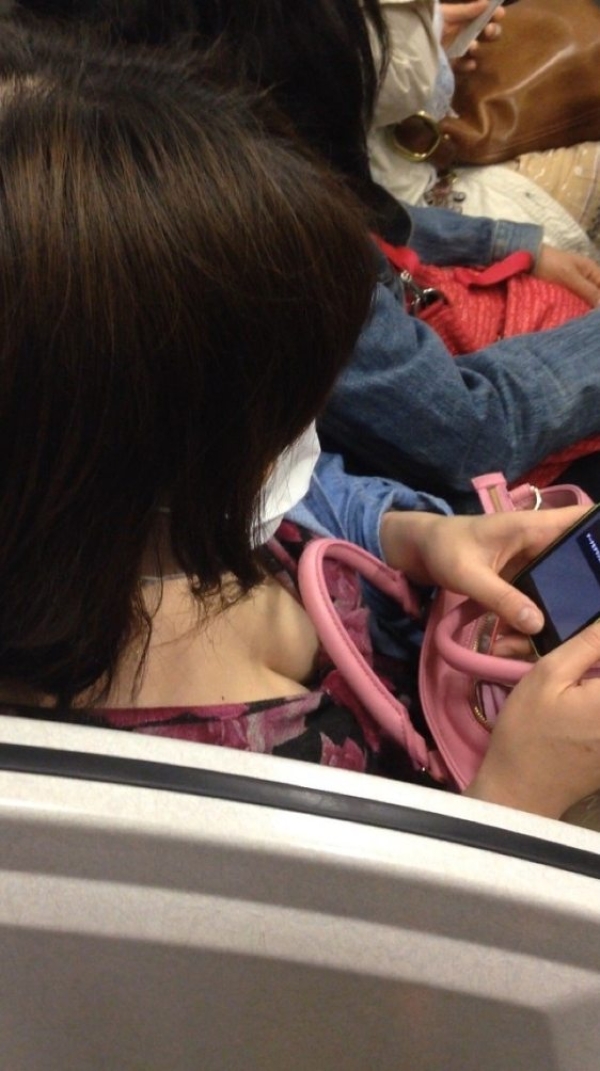 スマホやガラケーに夢中で胸チラしてることに気づいて無い女の子のエロ画像! 220 スマホやガラケーに夢中で胸チラしてることに気づいて無い女の子のエロ画像! 219 img 6ab0fc7709f21