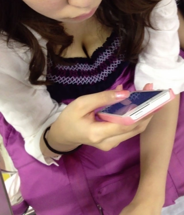 スマホやガラケーに夢中で胸チラしてることに気づいて無い女の子のエロ画像! 226 スマホやガラケーに夢中で胸チラしてることに気づいて無い女の子のエロ画像! 225 img 6ab0fc77df019