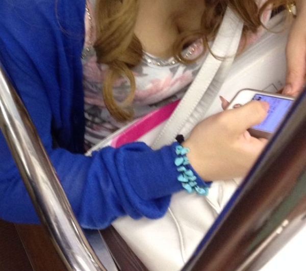 スマホやガラケーに夢中で胸チラしてることに気づいて無い女の子のエロ画像! 228 スマホやガラケーに夢中で胸チラしてることに気づいて無い女の子のエロ画像! 227 img 6ab0fc780177a