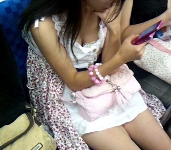 スマホやガラケーに夢中で胸チラしてることに気づいて無い女の子のエロ画像! 234 スマホやガラケーに夢中で胸チラしてることに気づいて無い女の子のエロ画像! 233 img 6ab0fc7849e3a