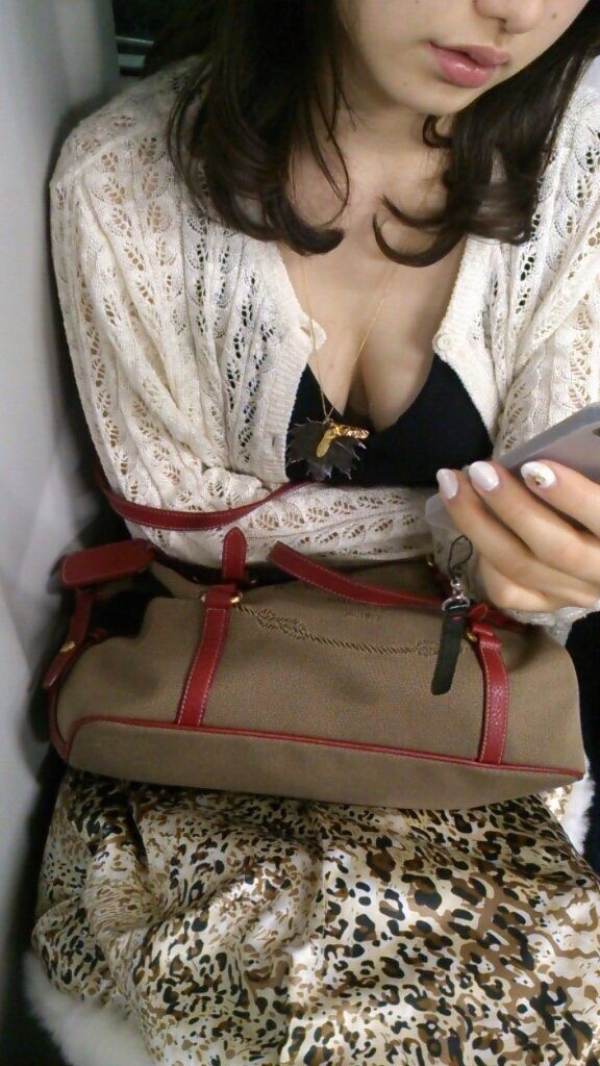 スマホやガラケーに夢中で胸チラしてることに気づいて無い女の子のエロ画像! 248 スマホやガラケーに夢中で胸チラしてることに気づいて無い女の子のエロ画像! 247 img 6ab0fc791a6ae