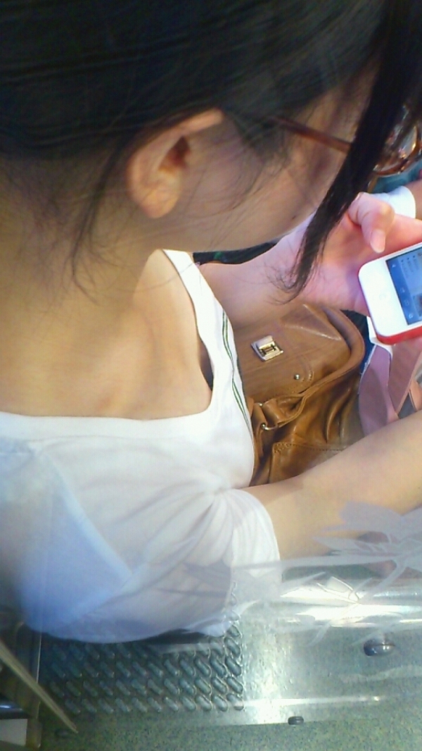 スマホやガラケーに夢中で胸チラしてることに気づいて無い女の子のエロ画像! 254 スマホやガラケーに夢中で胸チラしてることに気づいて無い女の子のエロ画像! 253 img 6ab0fc7973632