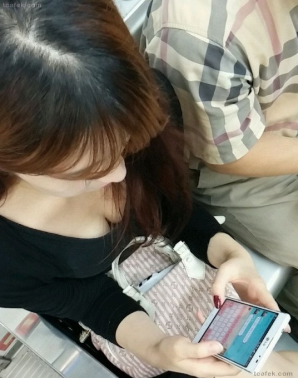 スマホやガラケーに夢中で胸チラしてることに気づいて無い女の子のエロ画像! 258 スマホやガラケーに夢中で胸チラしてることに気づいて無い女の子のエロ画像! 257 img 6ab0fc79a8058