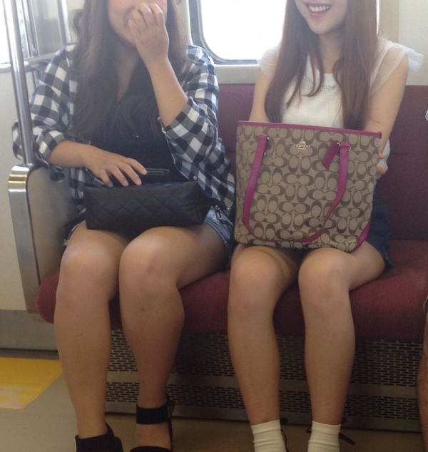 電車内でパンチラしてるギャルやJKの盗撮画像!痴漢しちゃうぞw 114 電車内でパンチラしてるギャルやJKの盗撮画像!痴漢しちゃうぞw 113 img 6accac4c62c46