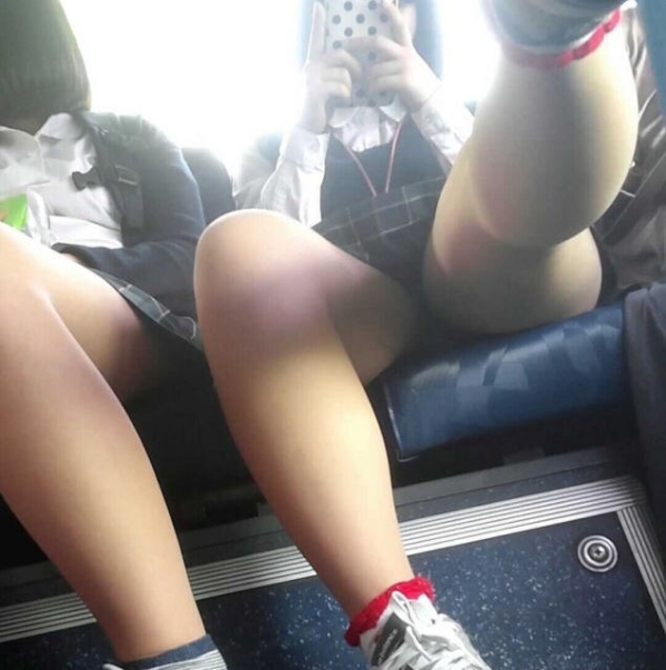 電車内でパンチラしてるギャルやJKの盗撮画像!痴漢しちゃうぞw 116 電車内でパンチラしてるギャルやJKの盗撮画像!痴漢しちゃうぞw 115 img 6accac4c7638e