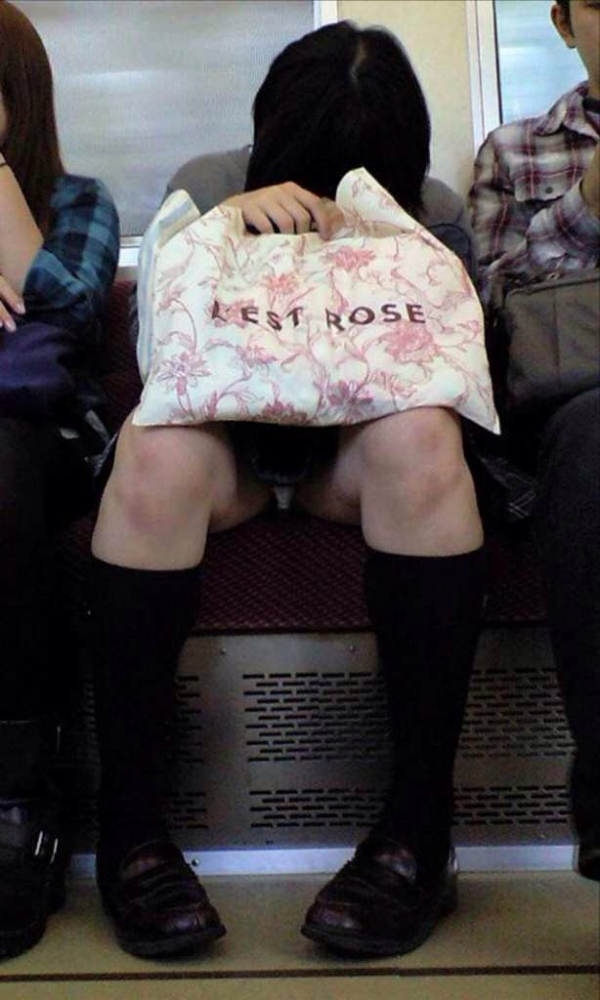 電車内でパンチラしてるギャルやJKの盗撮画像!痴漢しちゃうぞw 118 電車内でパンチラしてるギャルやJKの盗撮画像!痴漢しちゃうぞw 117 img 6accac4c8c2cf