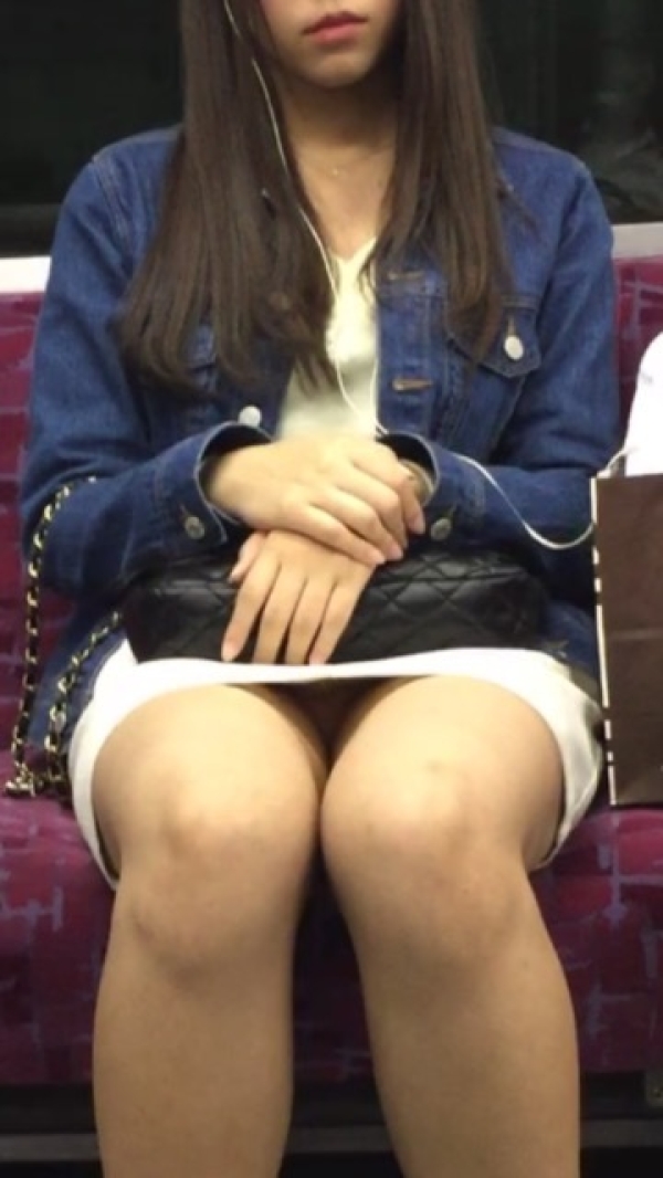 電車内でパンチラしてるギャルやJKの盗撮画像!痴漢しちゃうぞw 124 電車内でパンチラしてるギャルやJKの盗撮画像!痴漢しちゃうぞw 123 img 6accac4cd9bef