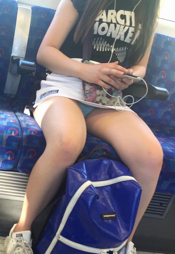 電車内でパンチラしてるギャルやJKの盗撮画像!痴漢しちゃうぞw 126 電車内でパンチラしてるギャルやJKの盗撮画像!痴漢しちゃうぞw 125 img 6accac4d029ff