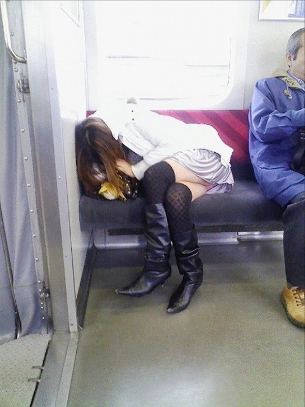 電車内でパンチラしてるギャルやJKの盗撮画像!痴漢しちゃうぞw 146 電車内でパンチラしてるギャルやJKの盗撮画像!痴漢しちゃうぞw 145 img 6accac4e19a59