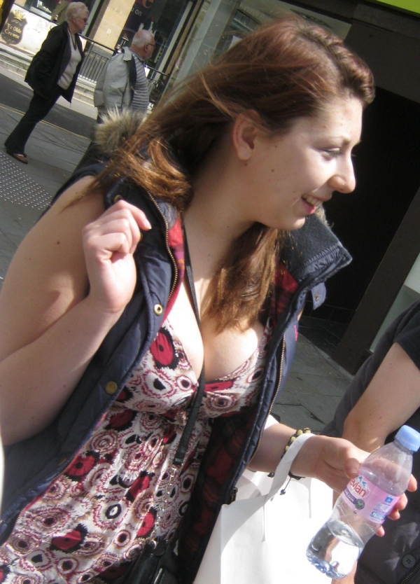 胸元開きすぎな服を着て巨乳が見えてる外国人さんのエロ画像! 206 胸元開きすぎな服を着て巨乳が見えてる外国人さんのエロ画像! 205 img 6accc7e35ebb9