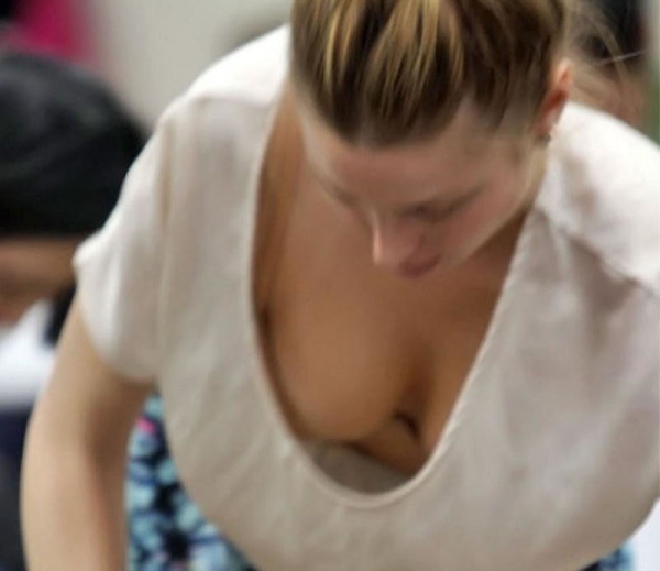 胸元開きすぎな服を着て巨乳が見えてる外国人さんのエロ画像! 222 胸元開きすぎな服を着て巨乳が見えてる外国人さんのエロ画像! 221 img 6accc7e435859