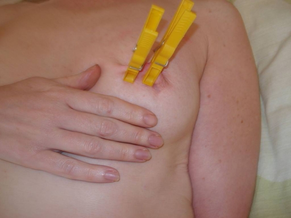【※痛いの注意※】乳首に洗濯バサミ挟んで悶絶してるドM素人娘のエロ画像くださいwwww | 素人エロ画像やったる夫 30 【※痛いの注意※】乳首に洗濯バサミ挟んで悶絶してるドM素人娘のエロ画像くださいwwww | 素人エロ画像やったる夫 29 img 6accc7e99ec51