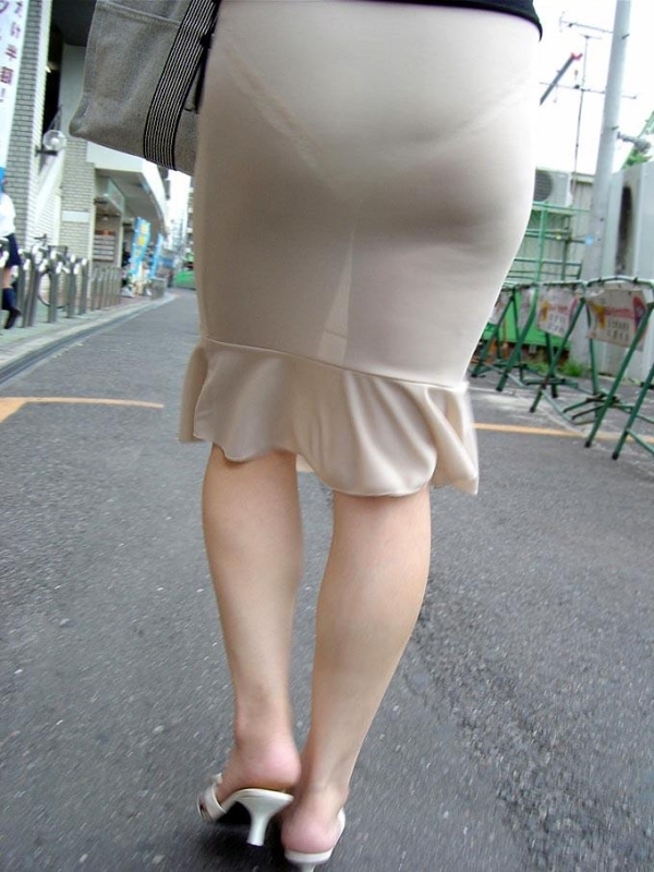 パンティラインが透けて見えてるズボンやスカート穿いてる女の子のエロ画像! 230 パンティラインが透けて見えてるズボンやスカート穿いてる女の子のエロ画像! 229 img 6ad0bc742f737