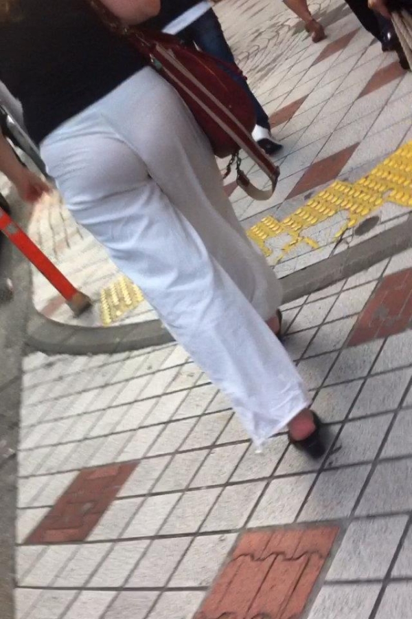 パンティラインが透けて見えてるズボンやスカート穿いてる女の子のエロ画像! 270 パンティラインが透けて見えてるズボンやスカート穿いてる女の子のエロ画像! 269 img 6ad0bc762a810