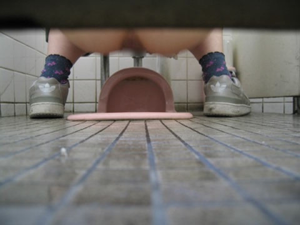女子トイレでおしっこ中の女の子を隙間から盗撮した画像! 222 女子トイレでおしっこ中の女の子を隙間から盗撮した画像! 221 img 6ae072ab777f0